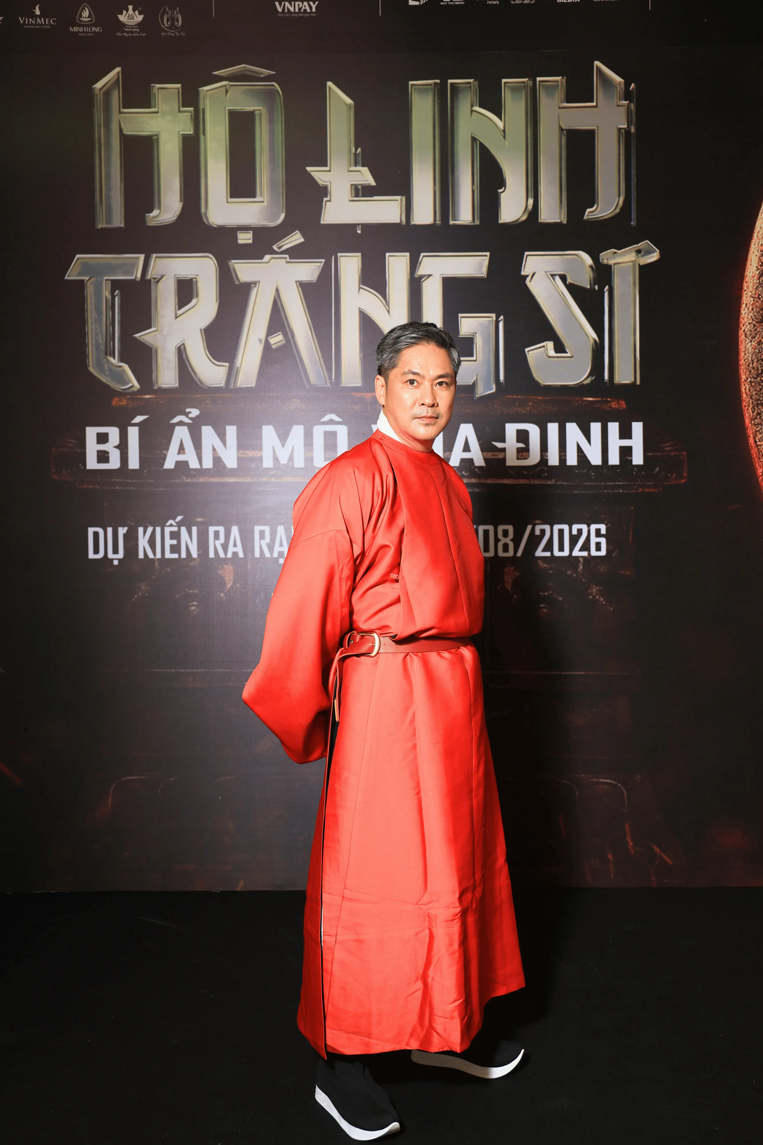 Diễn viên Lê Vũ Long trong vai Đinh Tiên Hoàng Đế tại buổi showcase phim Hộ Linh Tráng Sĩ  - Bí ẩn mộ Vua Đinh