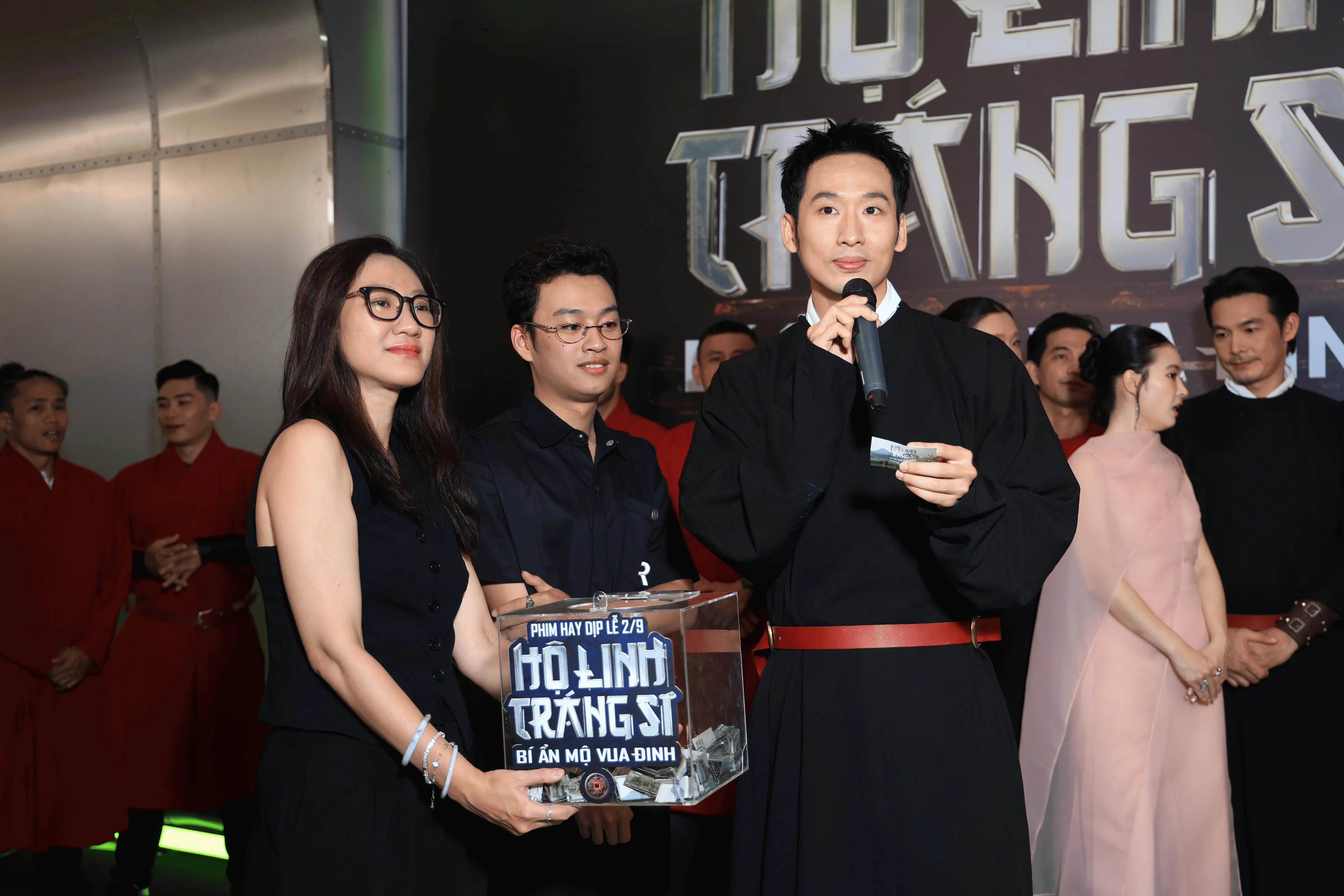 Diễn viên Tuấn Trần vai Nguyên Phong bốc thăm chọn khán giả may mắn cùng vào rạp xem sự kiện showcase