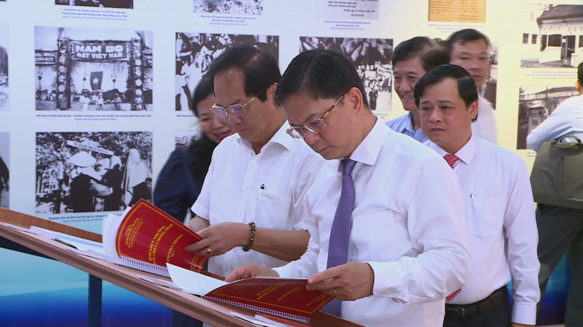 h1-Đoàn đại biểu đến triển lãm, nhìn lại dấu ấn của một thời kháng chiến
