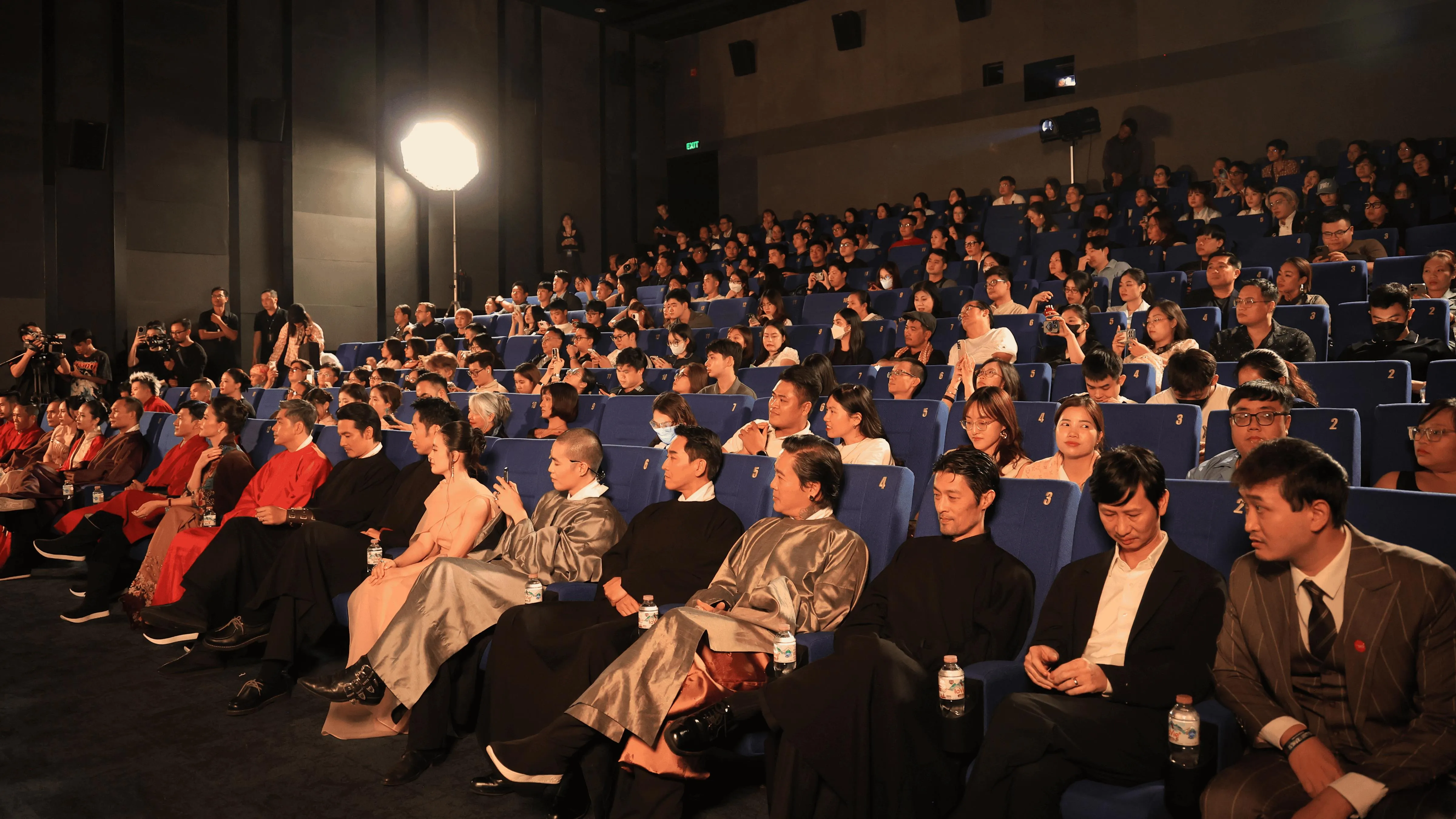 Không khí đầy mong chờ của khách tham dự showcase tại rạp trước khi những thước phim bắt đầu