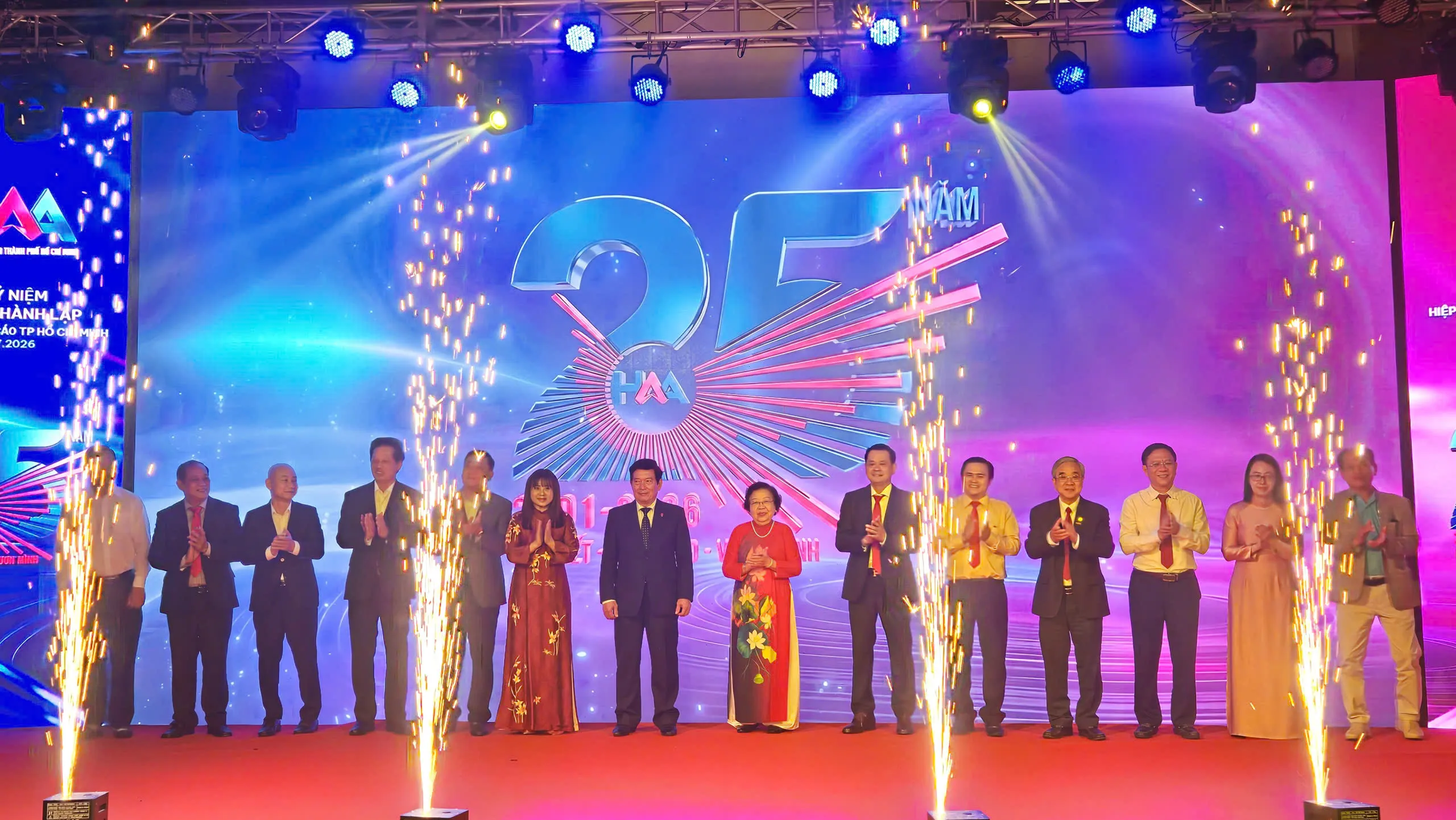 Nghi thức kỷ niệm 25 năm thành lập Hiệp hội Quảng cáo Thành phố Hồ Chí Minh HAA - Ảnh Bá Nam