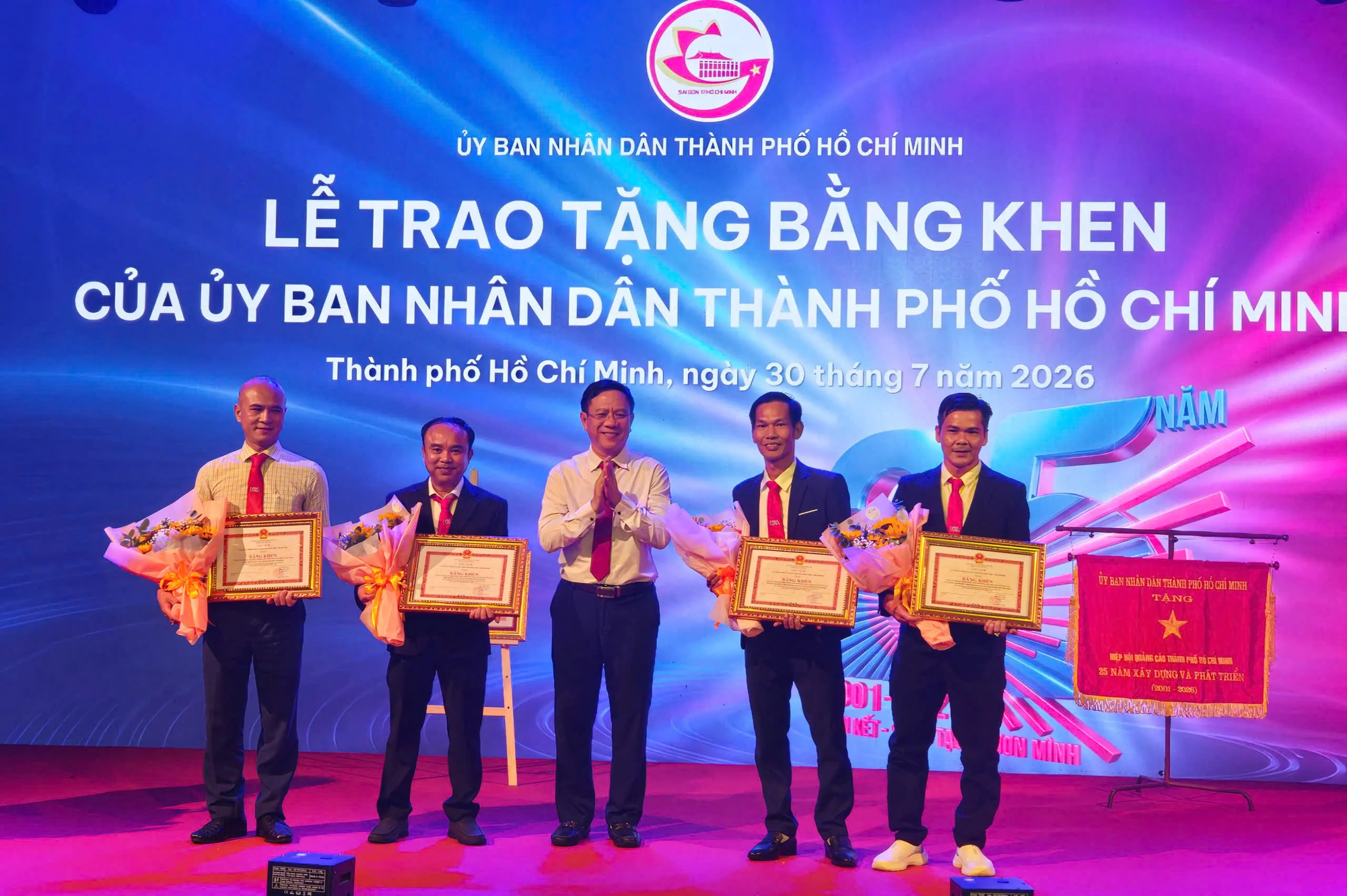 Ông Nguyễn Ngọc Hồi, Phó Giám đốc Sở Văn hoá Thể thao TPHCM trao bằng khen của UBND TPHCM cho các tập thể, cá nhân đóng góp nhiều cho ngành quảng cáo - Ảnh Bá Nam