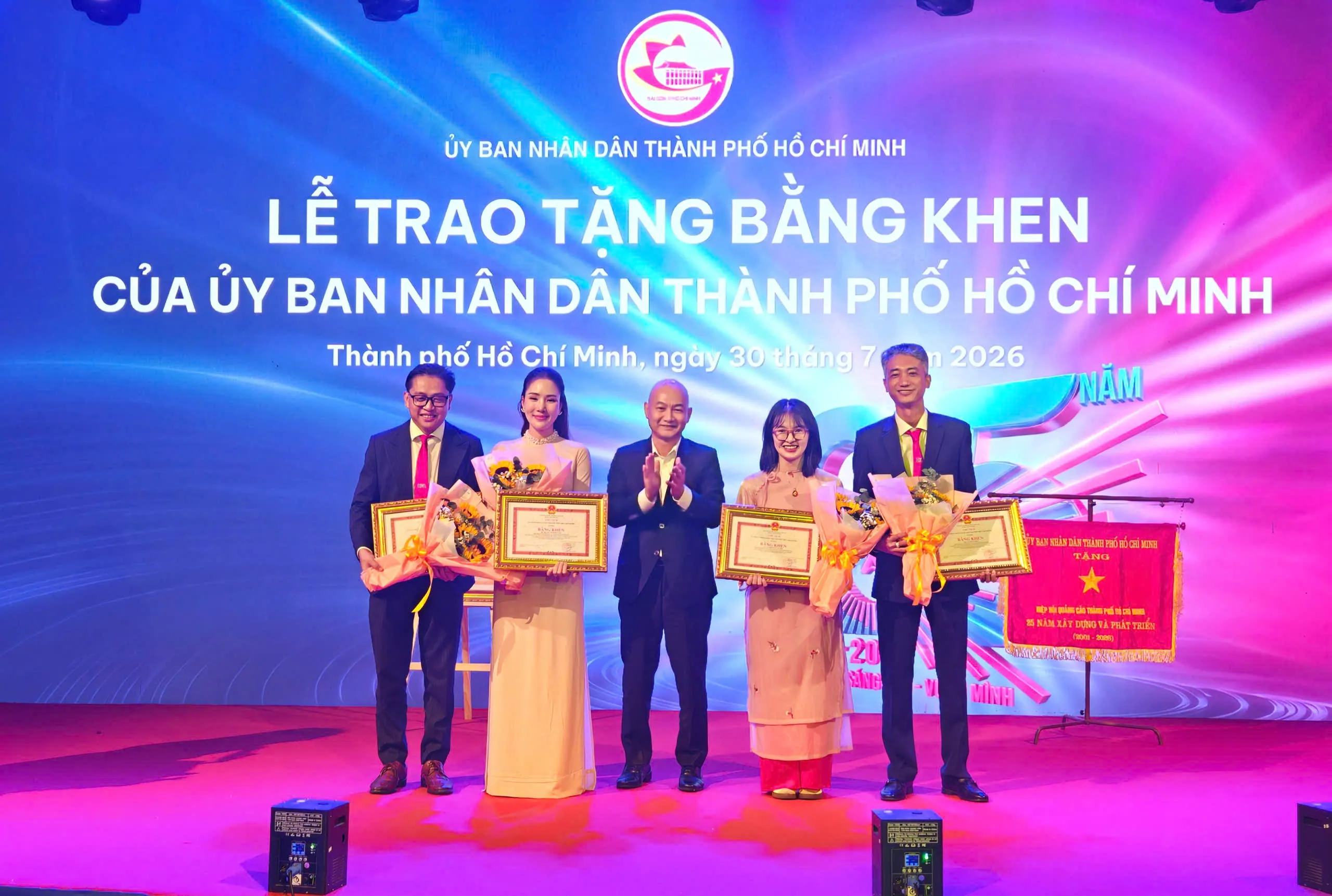 Ông Nguyễn Nguyên Phương, Phó Giám đốc Sở Công Thương TPHCM trao bằng khen của UBND TPHCM cho các tập thể, cá nhân đóng góp nhiều cho ngành quảng cáo - Ảnh Bá Nam