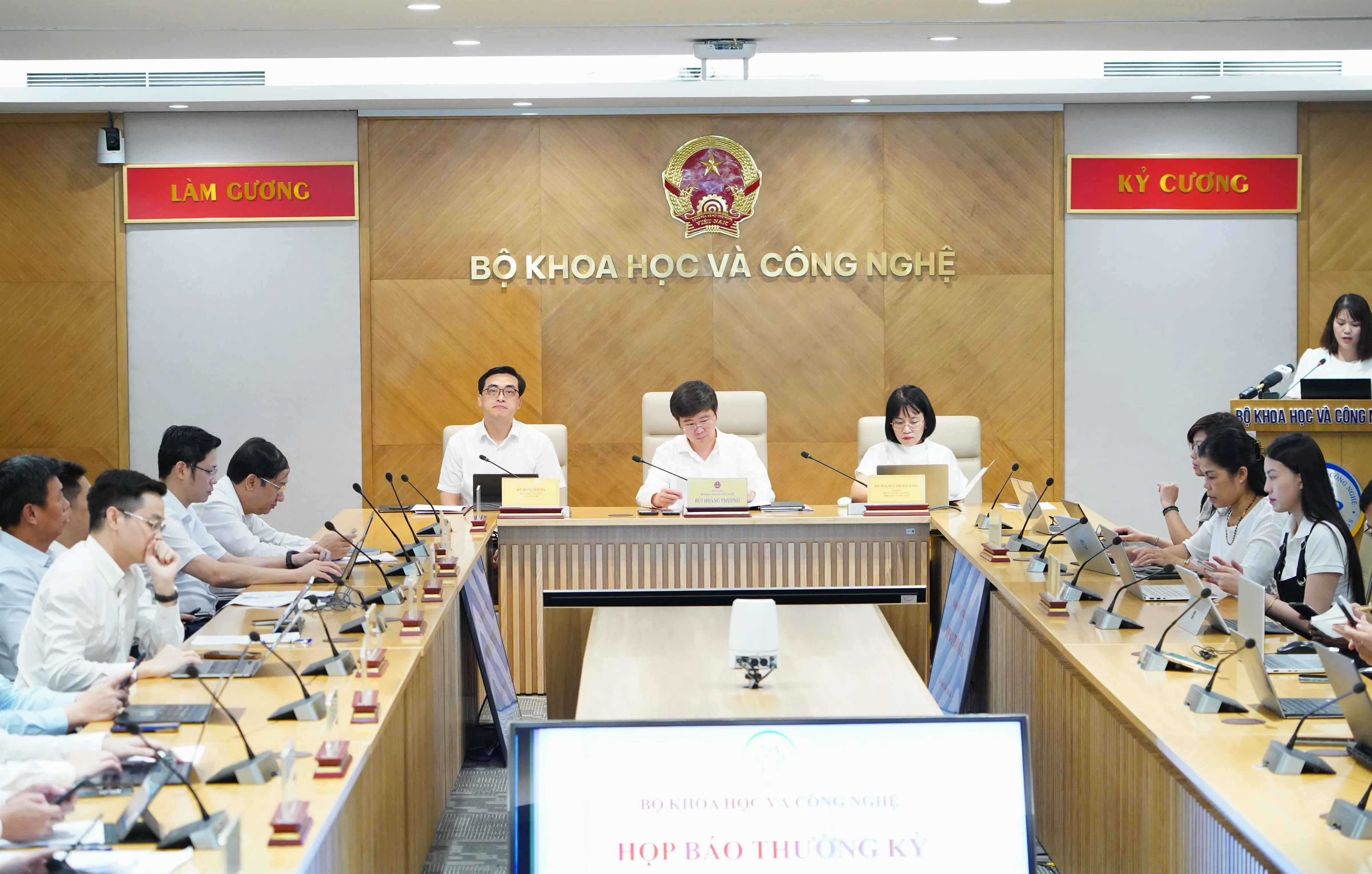 Quang cảnh cuộc họp báo thường kỳ Bộ KH-CN dưới sự chủ trì của Thứ trưởng Bùi Hoàng Phương
