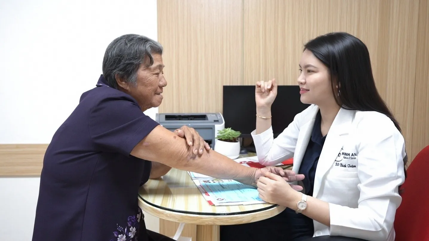 Bs Trâm tái khám cho bệnh nhân