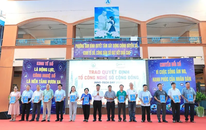 trao quyet dinh to cn so cong dong