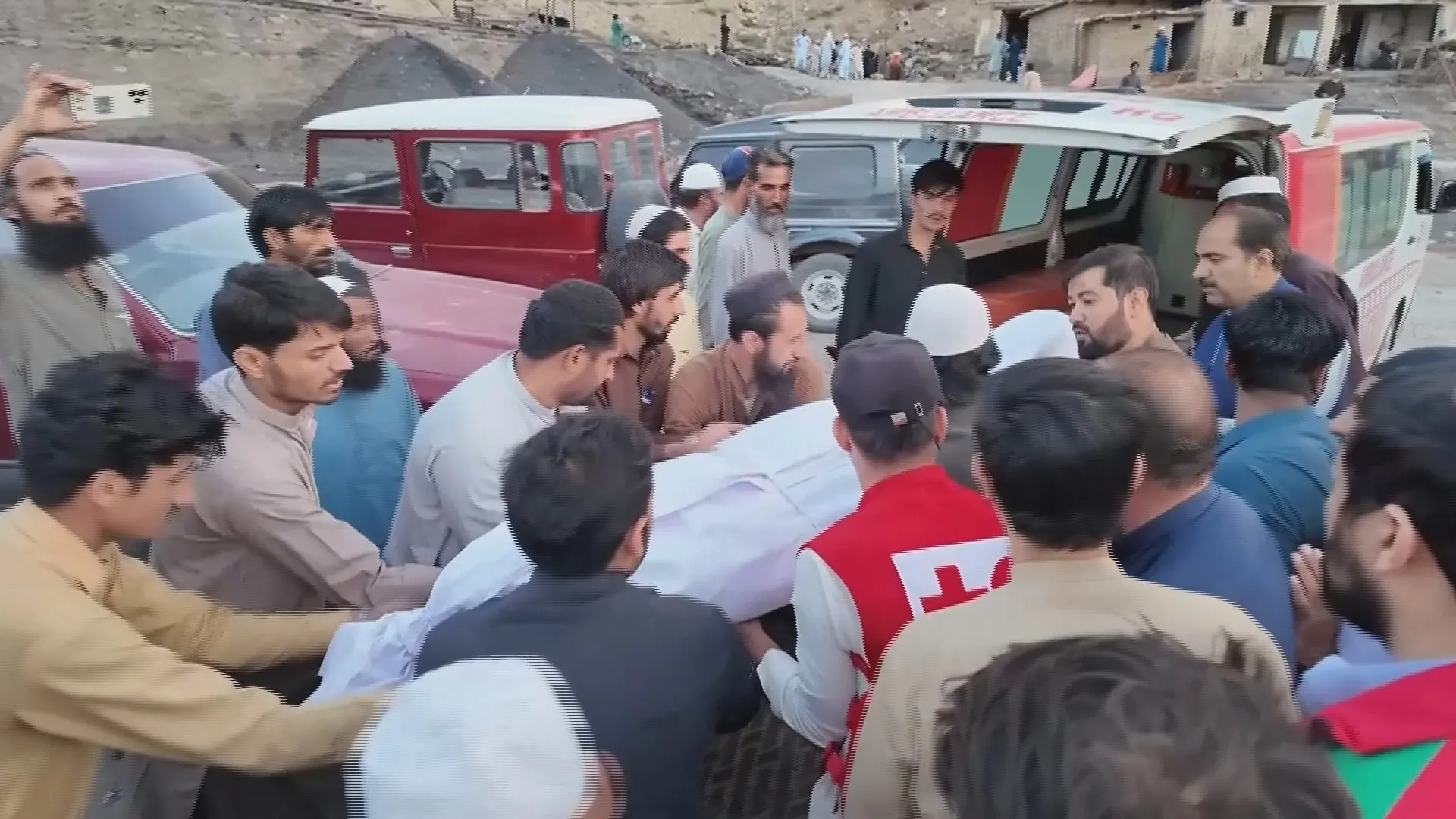 Nổ mỏ than ở Pakistan, ít nhất 32 người thiệt mạng - Ảnh 3. Nổ mỏ than ở Pakistan, ít nhất 32 người thiệt mạng - Ảnh 3.