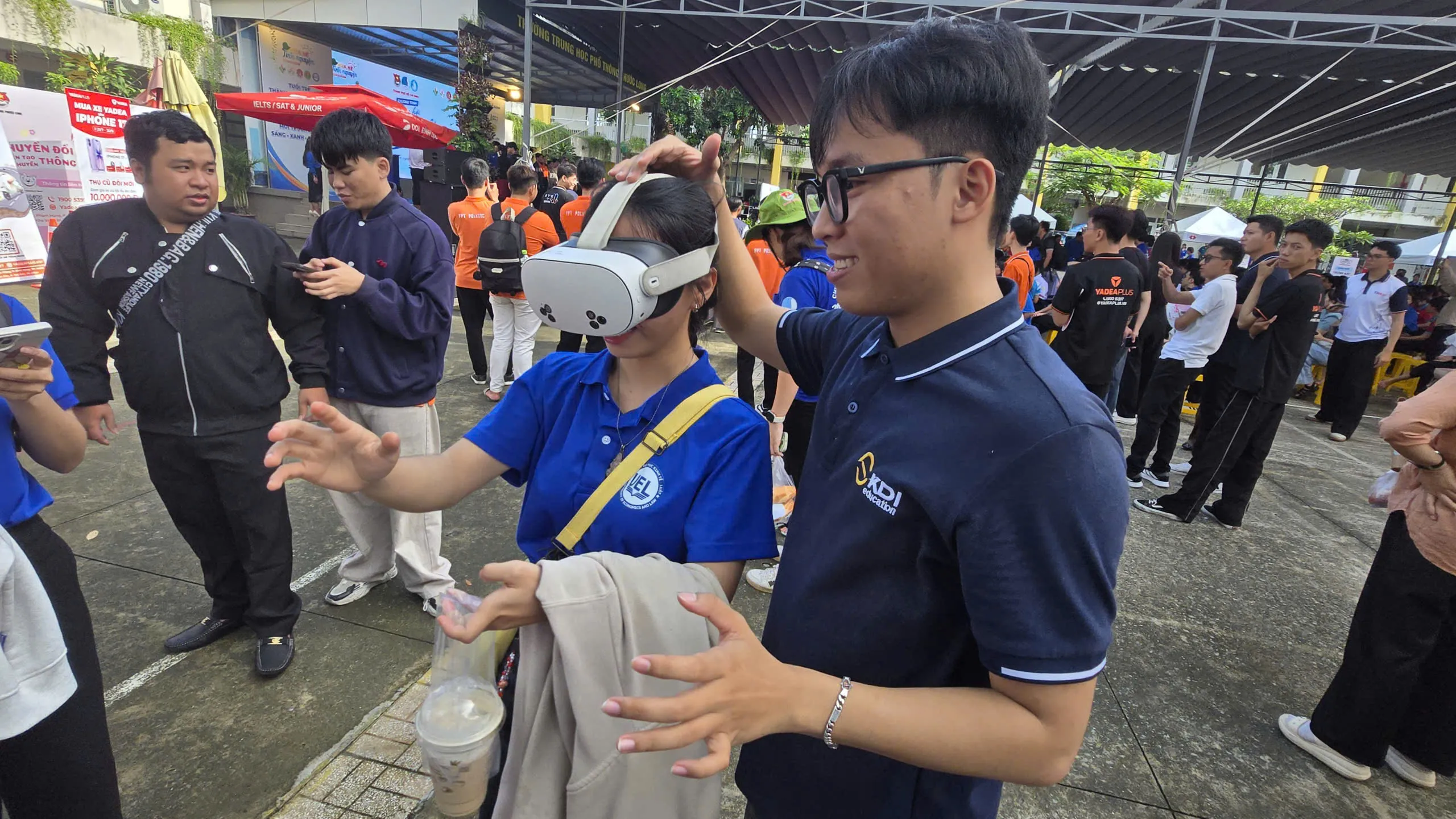Bạn nữ đoàn viên háo hức tham gia sự dụng kính 3D tại ngày hội - Ảnh Bá Nam