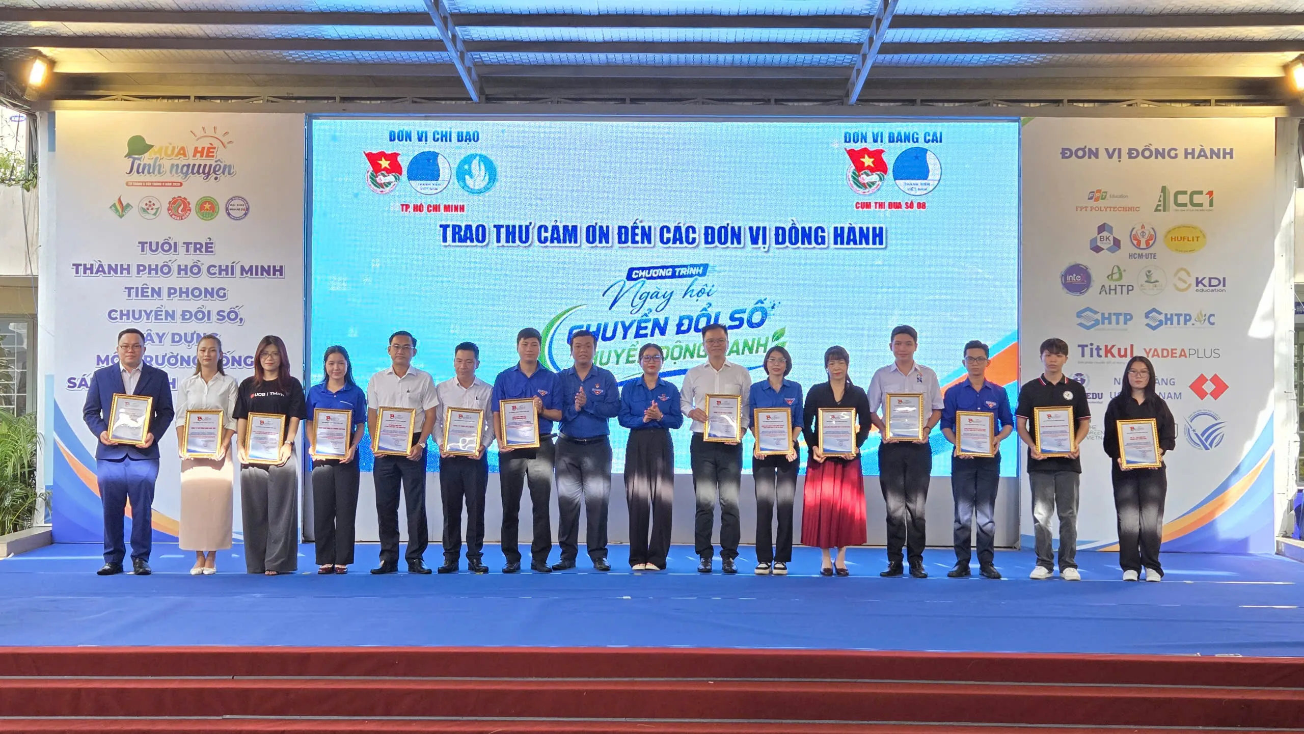Ban tổ chức gửi thư cám ơn đến các đơn vị, doanh nghiệp tham gia Ngày hội “Chuyển đổi số - Chuyển động Xanh%22 - Ảnh Bá Nam