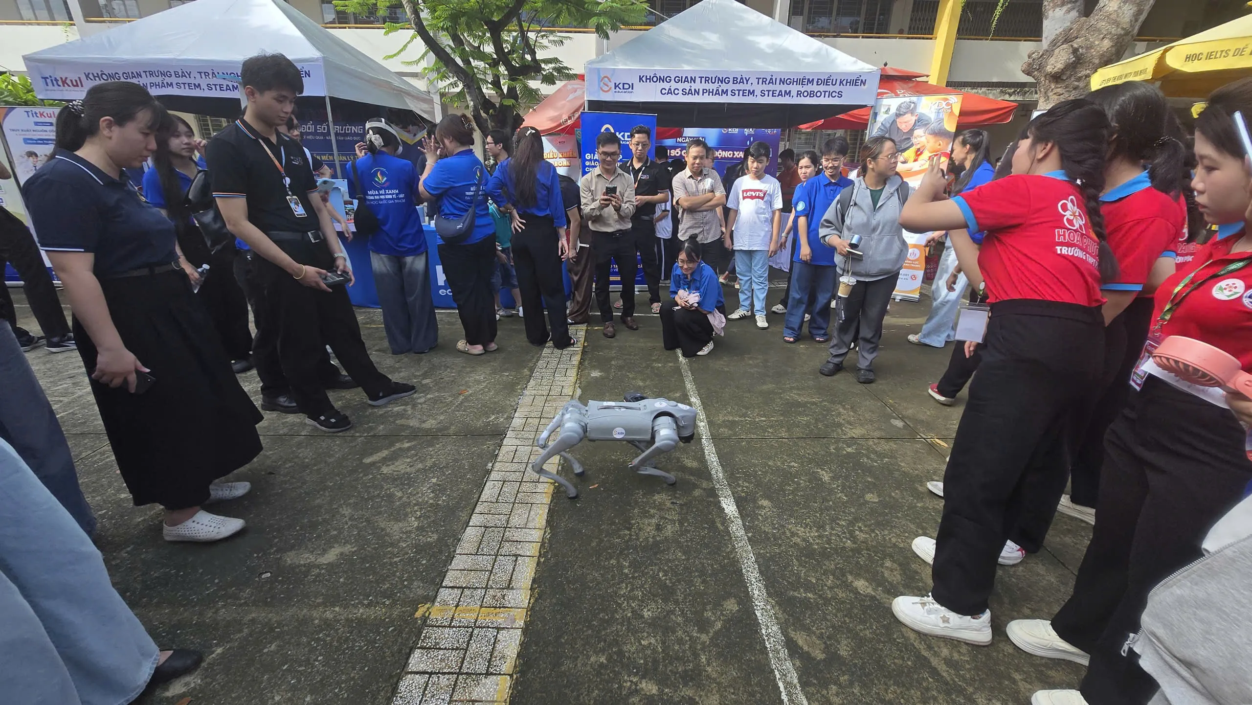 Các bạn đoàn viên, thanh niên, học sinh, sinh viên hứng thú với chú chó robot - Ảnh Bá Nam