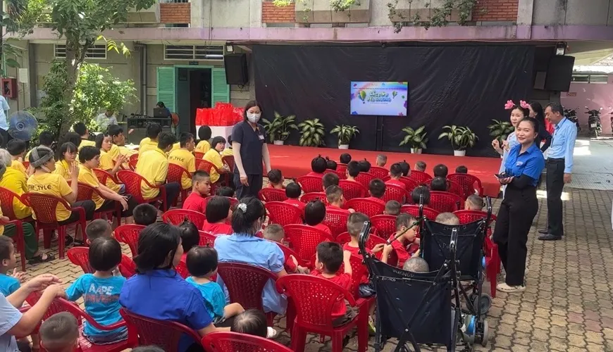 cac em tai trung tam bao tro tre em tan tat mo coi Thi Nghe