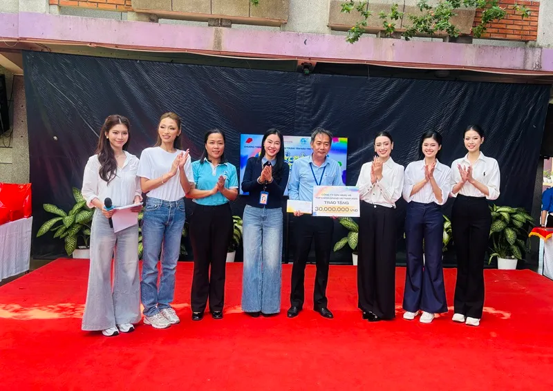 dai dien Miss Grand trao qua cho Trung tam