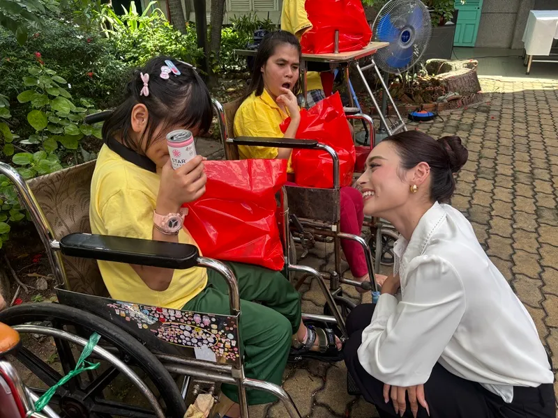 hoa hau hoa binh tham hoi cac em