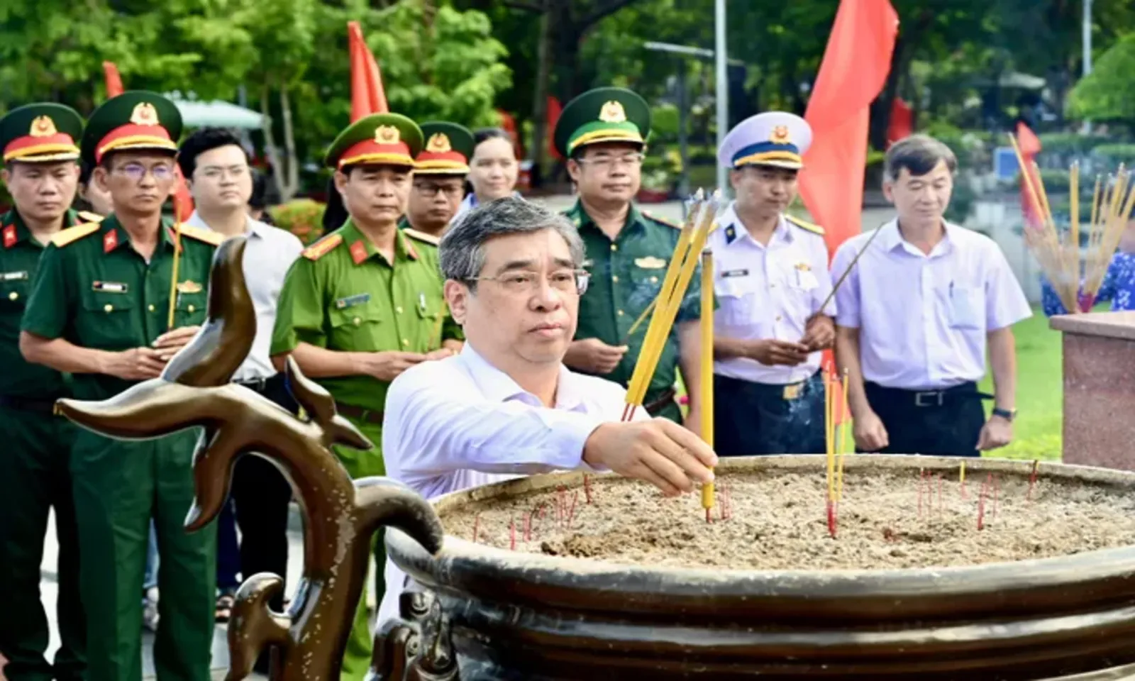 Lãnh đạo TPHCM dâng hương tưởng niệm các Anh hùng liệt sĩ tại Côn Đảo - Ảnh 1