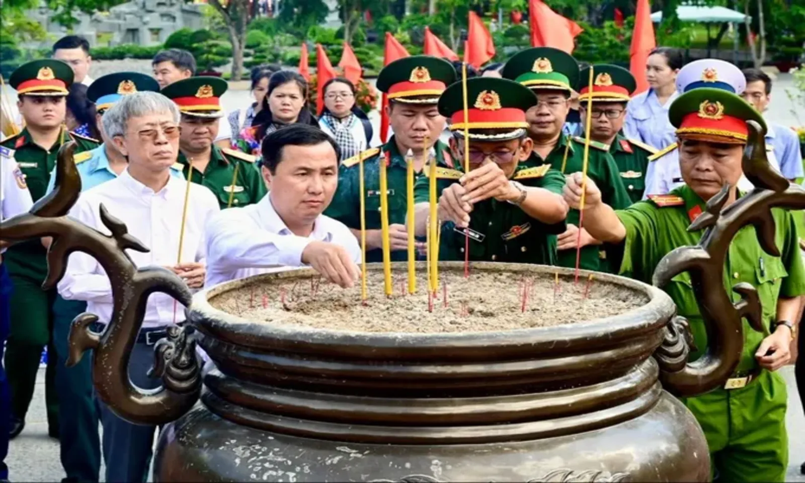 Lãnh đạo TPHCM dâng hương tưởng niệm các Anh hùng liệt sĩ tại Côn Đảo - Ảnh 2