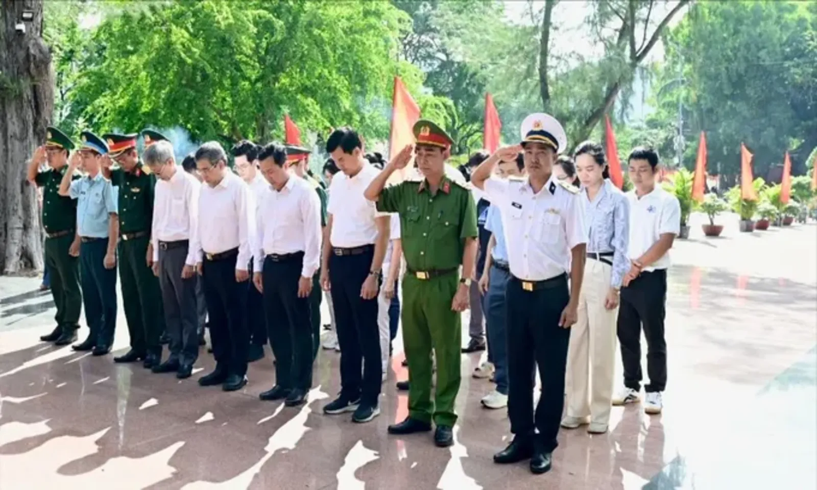 Lãnh đạo TPHCM dâng hương tưởng niệm các Anh hùng liệt sĩ tại Côn Đảo - Ảnh 3