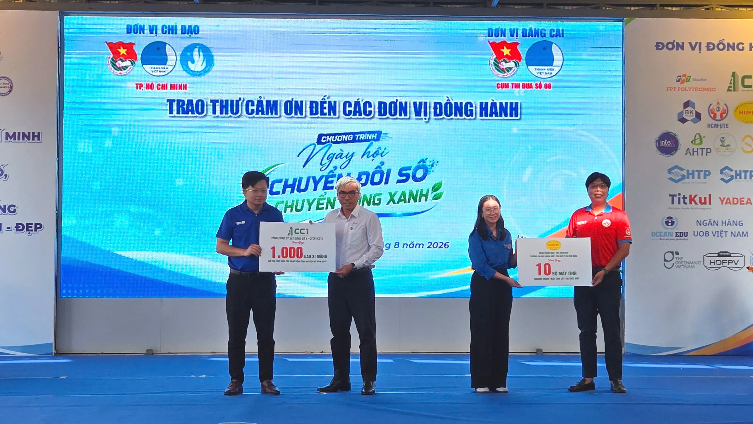 Tổng Công ty Xây dựng số 1 - CTCP (CC1) trao tặng 1.000 bao xi măng và Đại học Ngoại ngữ - Tin học TPHCM trao tặng 10 bộ máy tính - Ảnh Bá Nam