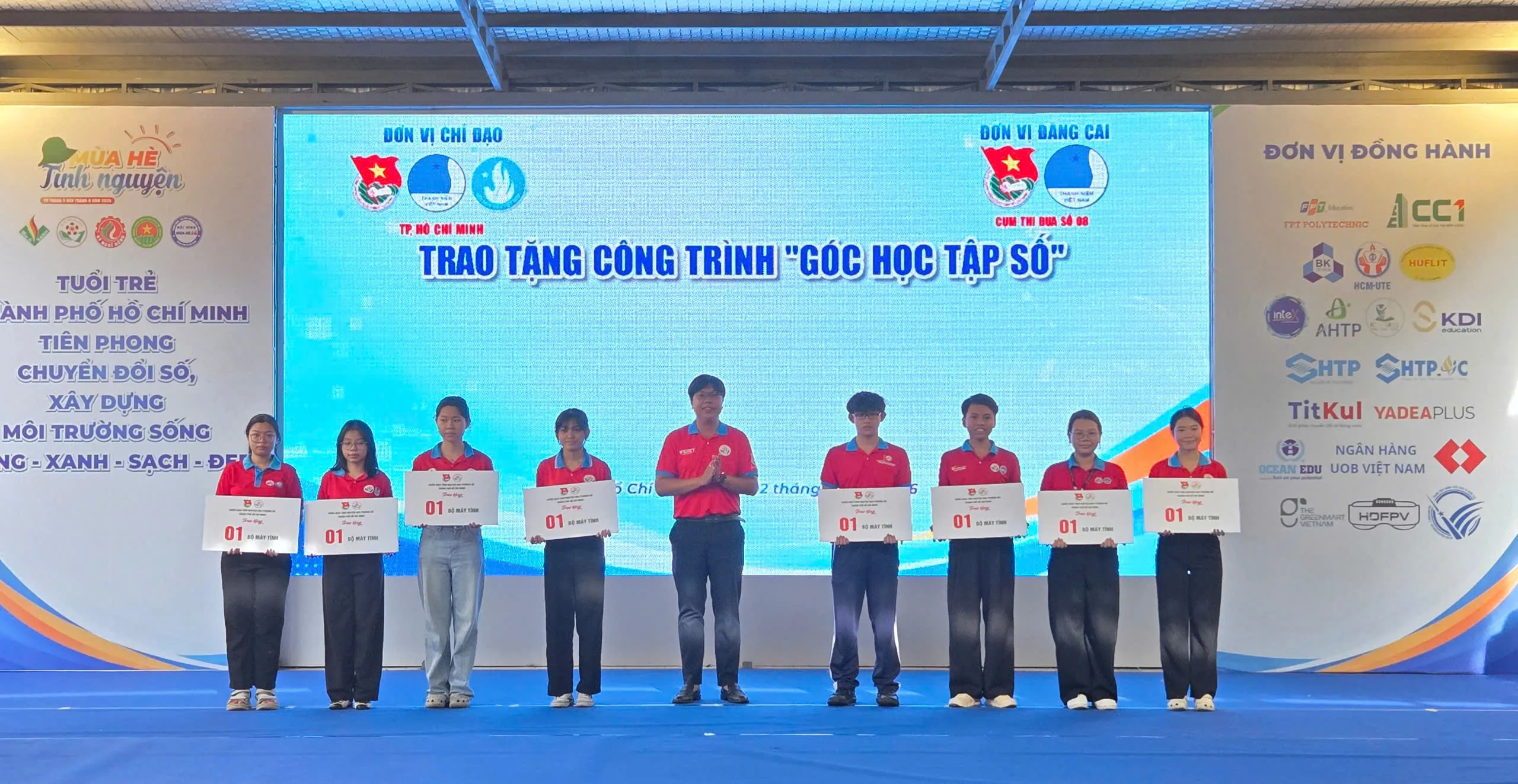 Trao tặng các %22Góc học tập số%22 đến cho các bạn chiến sĩ Hoa phượng đỏ là học sinh THPT vượt khó học tốt - Ảnh Bá Nam