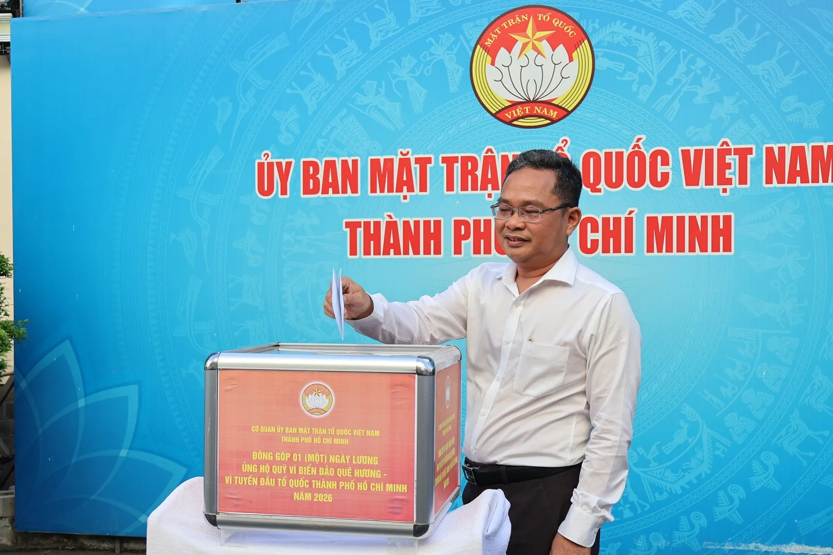 Cán bộ, công chức, viên chức và người lao động cơ quan Ủy ban MTTQ Việt Nam TP. Hồ Chí Minh đóng góp một ngày lương ủng hộ Quỹ "Vì biển đảo quê hương - Vì tuyến đầu Tổ quốc" năm 2026