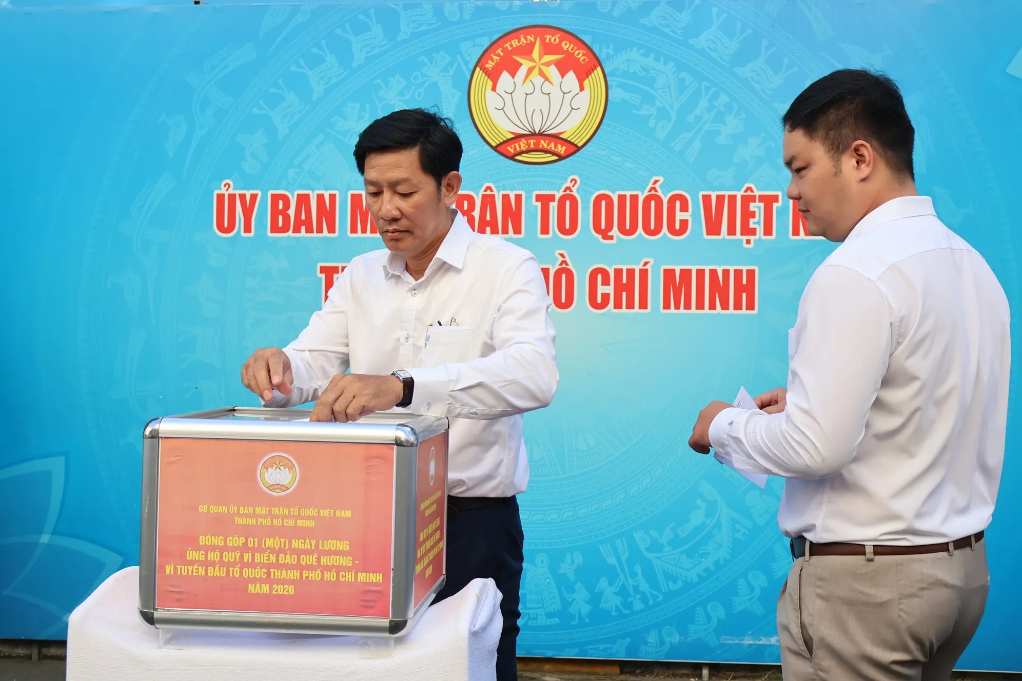 Cán bộ, công chức, viên chức và người lao động cơ quan Ủy ban MTTQ Việt Nam TP. Hồ Chí Minh đóng góp một ngày lương ủng hộ Quỹ "Vì biển đảo quê hương - Vì tuyến đầu Tổ quốc" năm 2026