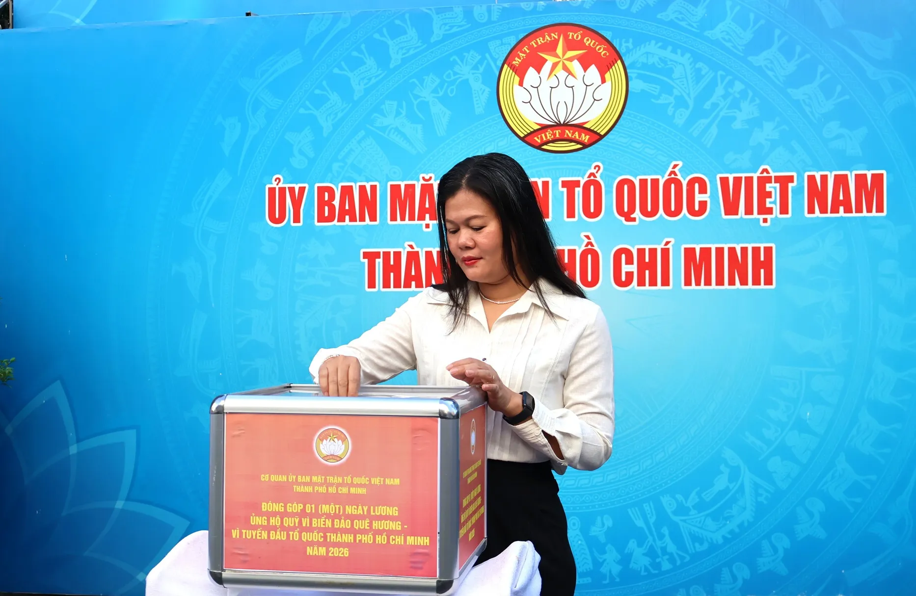 Cán bộ, công chức, viên chức và người lao động cơ quan Ủy ban MTTQ Việt Nam TP. Hồ Chí Minh đóng góp một ngày lương ủng hộ Quỹ "Vì biển đảo quê hương - Vì tuyến đầu Tổ quốc" năm 2026