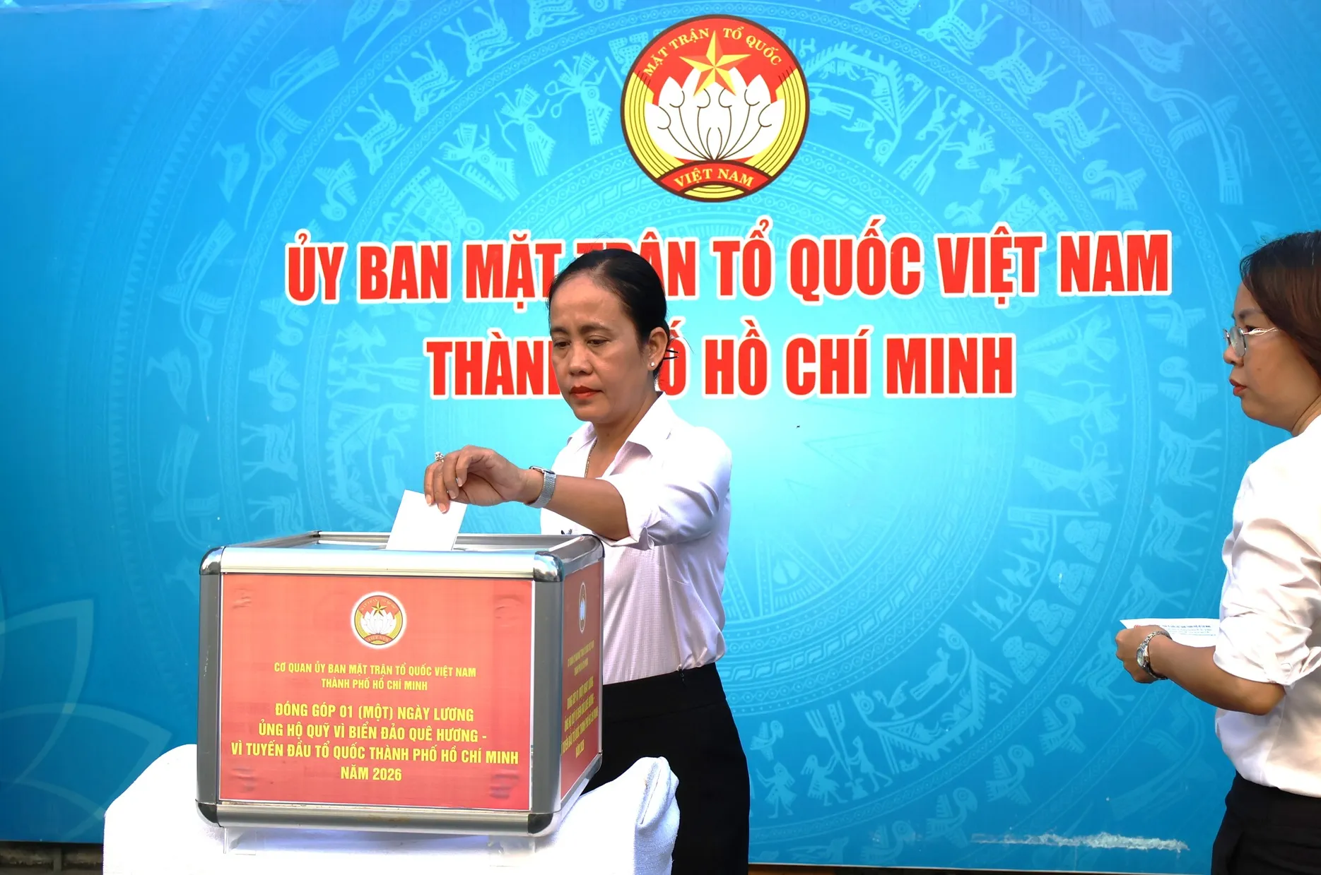 Cán bộ, công chức, viên chức và người lao động cơ quan Ủy ban MTTQ Việt Nam TP. Hồ Chí Minh đóng góp một ngày lương ủng hộ Quỹ "Vì biển đảo quê hương - Vì tuyến đầu Tổ quốc" năm 2026