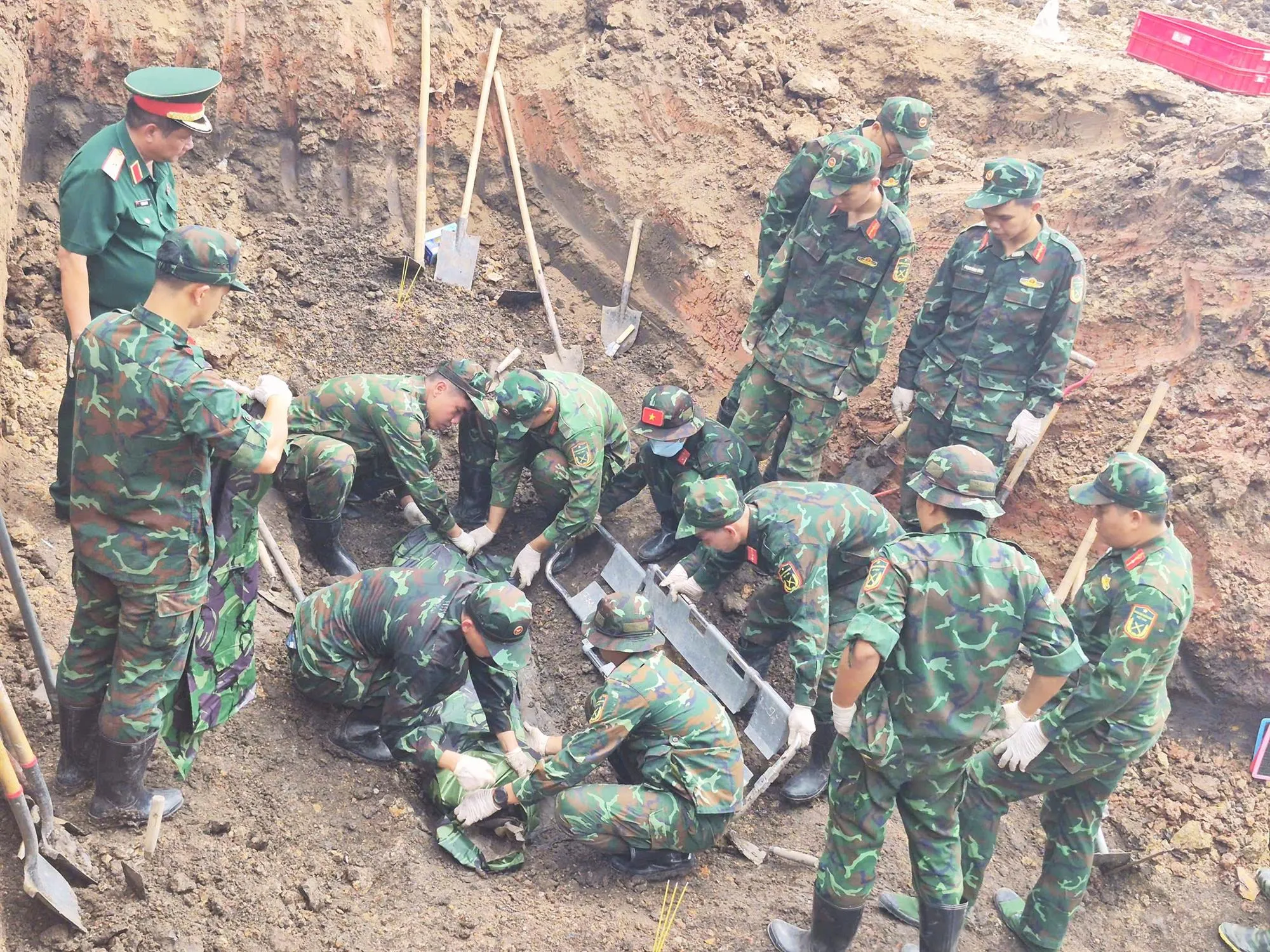 Lực lượng làm nhiệm vụ đã phát hiện và quy tập được 14 bộ hài cốt liệt sĩ, trong đó 4 bộ có di vật kèm theo