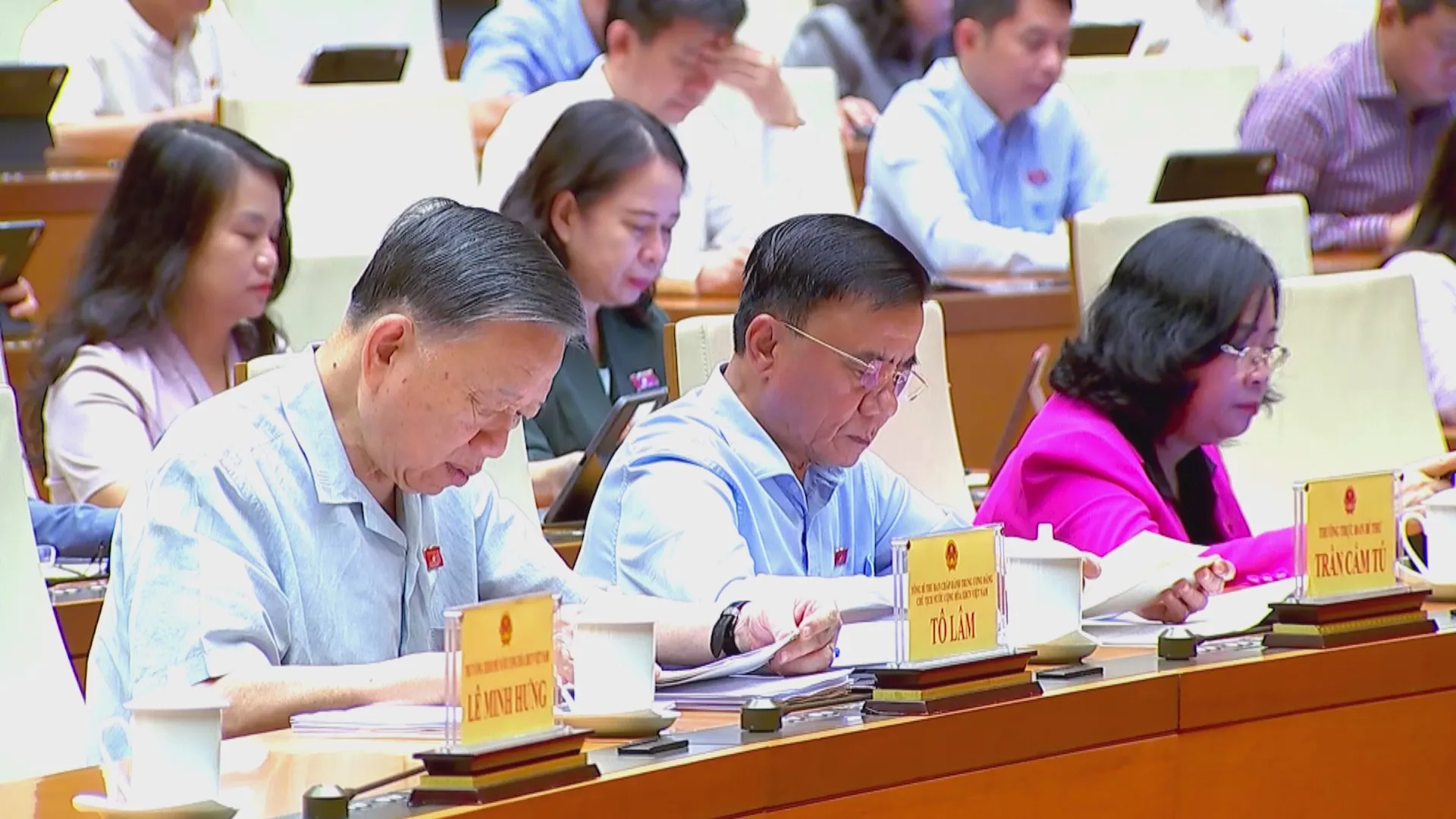 Quốc hội nghe báo cáo tại hội trường 2 dự thảo luật - Ảnh 2. Quốc hội nghe báo cáo tại hội trường 2 dự thảo luật - Ảnh 2.