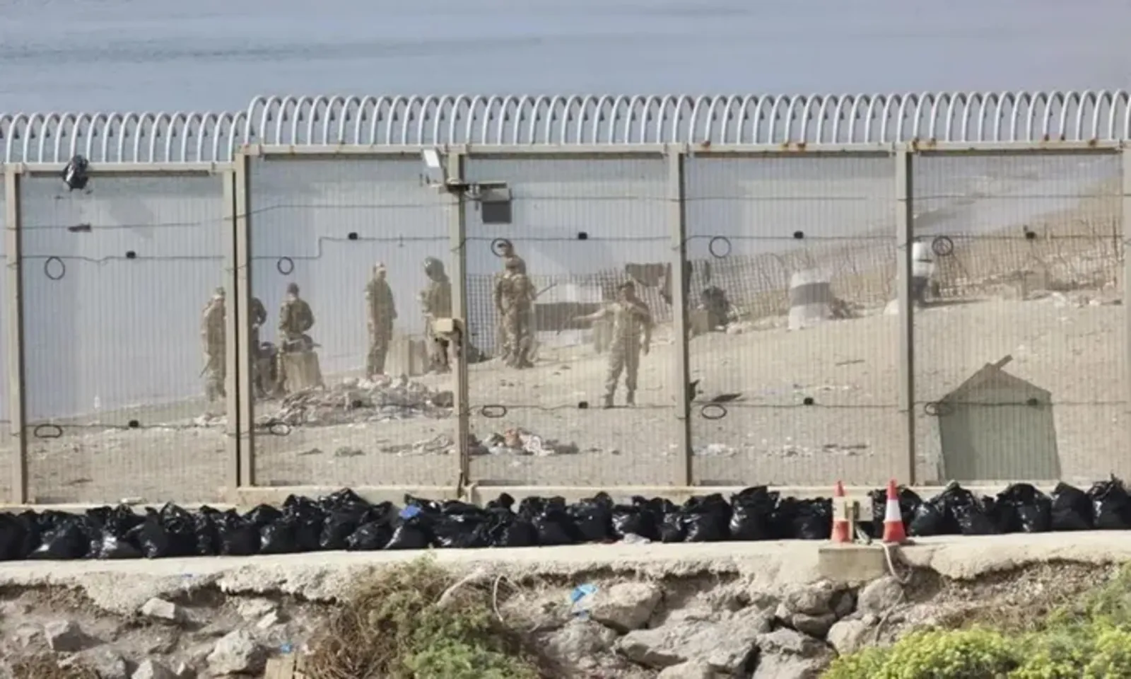 Ceuta vẫn thất thủ sau làn sóng di cư - Ảnh 2