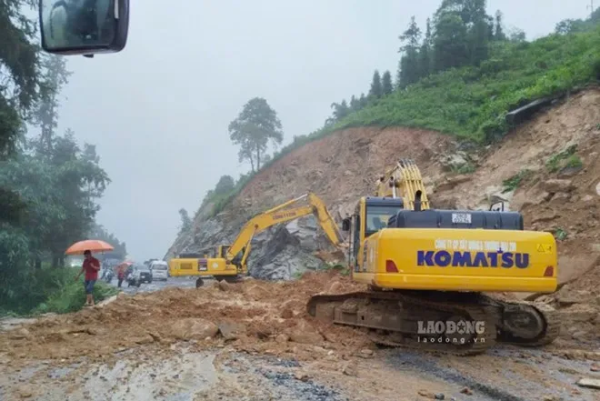 Mưa lớn gây sạt lở gần 200m3 đất đá trên Quốc lộ 4D - Ảnh 1.