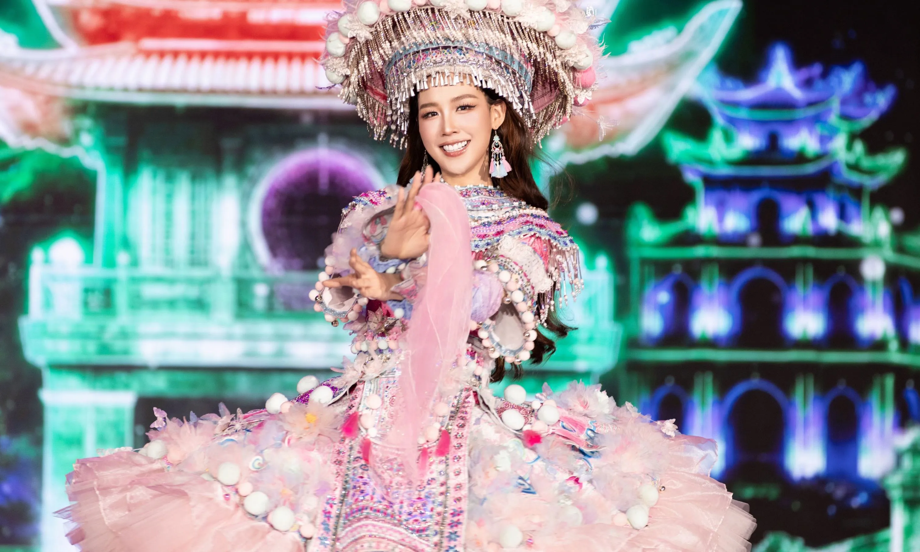 Hoa hậu Lê Nguyễn Bảo Ngọc nhận sash, sẵn sàng quảng bá Việt Nam tại Miss World lần thứ 73