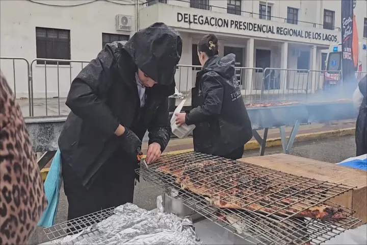 Chile: Mãn nhãn với vỉ nướng khổng lồ dài 100 mét tại Tuần lễ Cá hồi 2026 - Ảnh 3. Chile: Mãn nhãn với vỉ nướng khổng lồ dài 100 mét tại Tuần lễ Cá hồi 2026 - Ảnh 3.