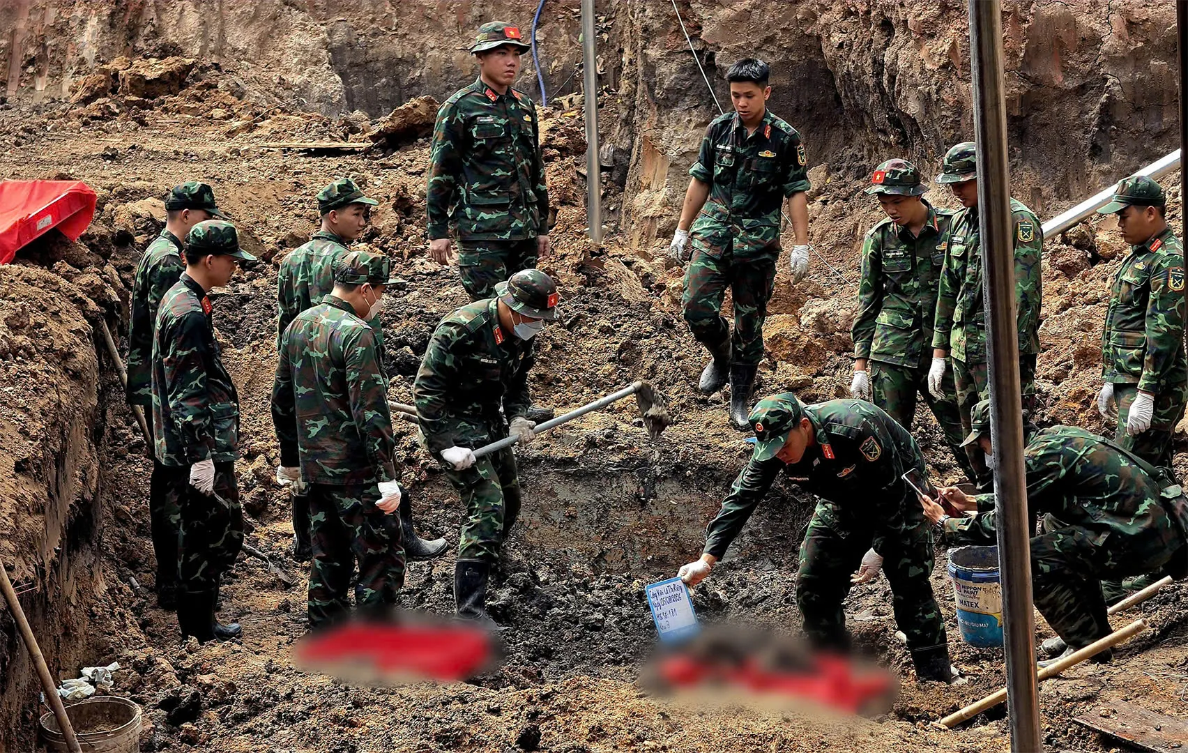 Khẩn trương mở rộng phạm vi tìm kiếm hài cốt liệt sĩ tại công viên Lê Thị Riêng - Ảnh 2. Khẩn trương mở rộng phạm vi tìm kiếm hài cốt liệt sĩ tại công viên Lê Thị Riêng - Ảnh 2.