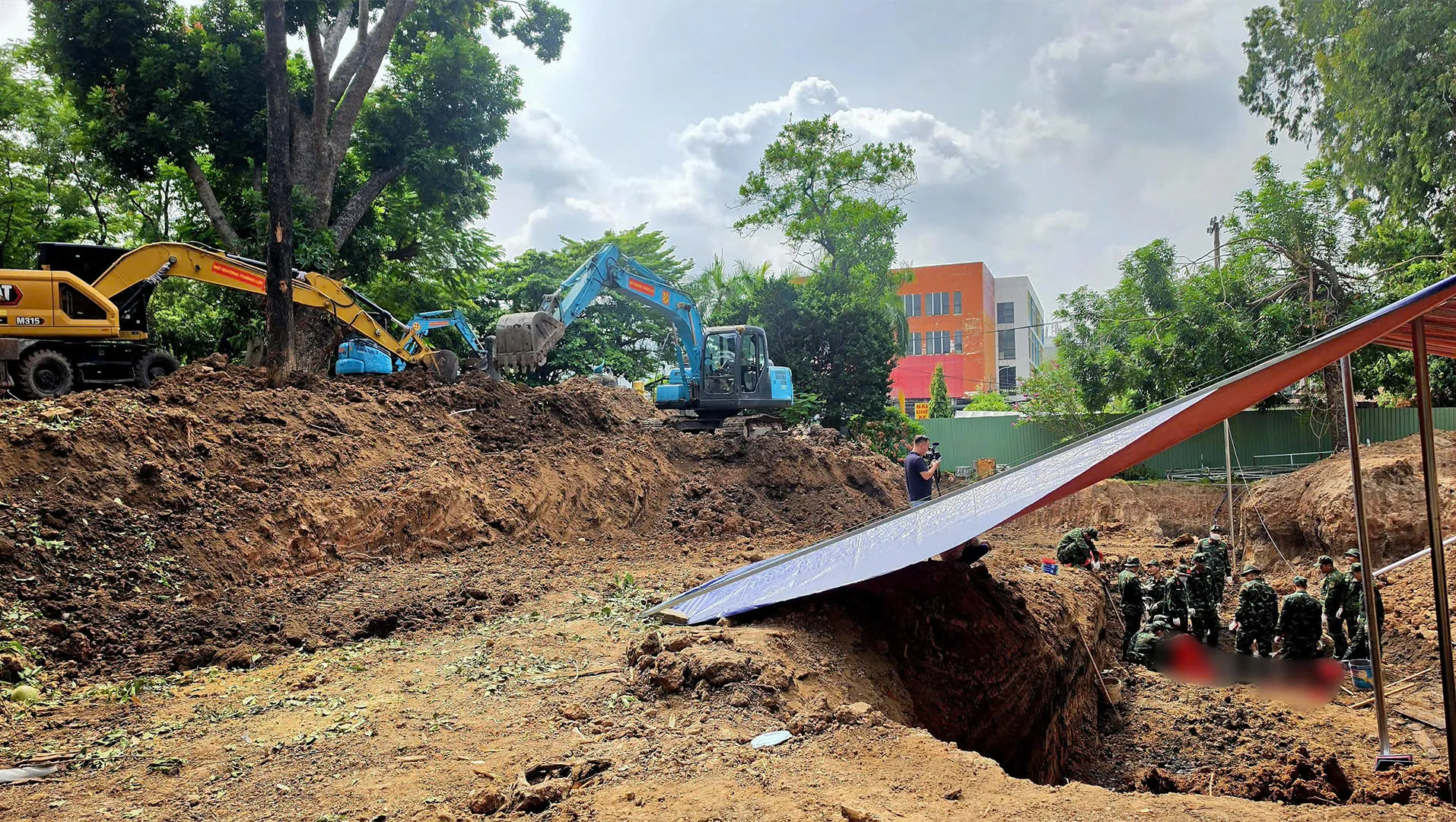 Khẩn trương mở rộng phạm vi tìm kiếm hài cốt liệt sĩ tại công viên Lê Thị Riêng - Ảnh 1.