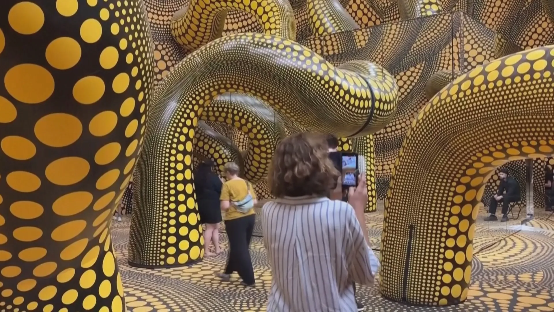 Đức: Triển lãm các tác phẩm của nghệ sĩ Yayoi Kusama - Ảnh 2. Đức: Triển lãm các tác phẩm của nghệ sĩ Yayoi Kusama - Ảnh 2.