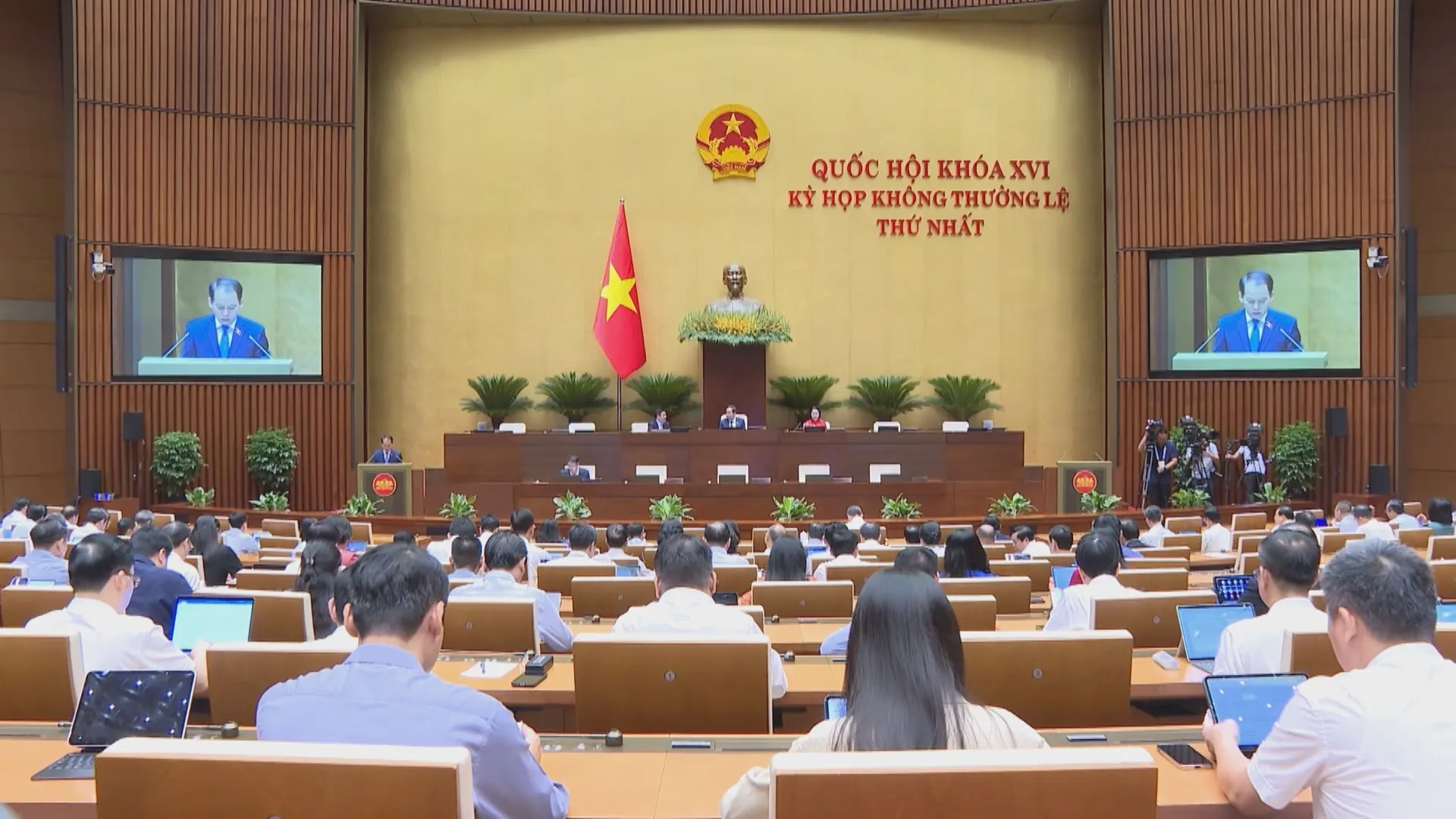Quốc hội nghe báo cáo về sửa đổi 05 luật - Ảnh 1.
