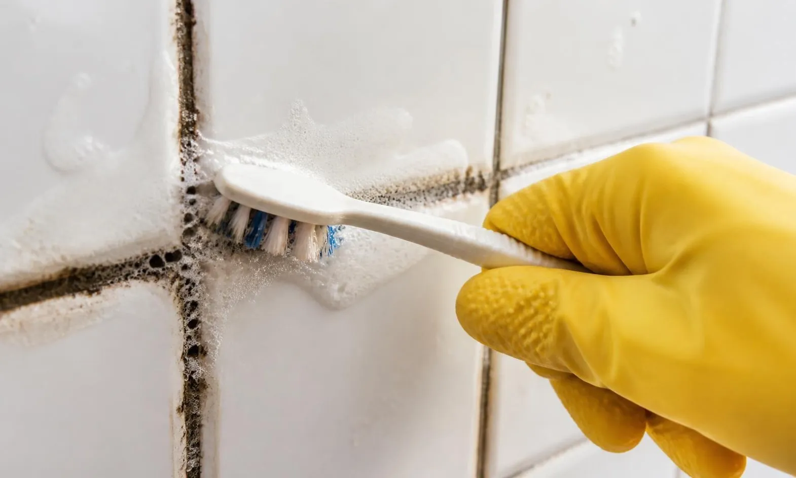 Tuyệt chiêu làm sạch ron gạch bằng oxy già chỉ trong 15 phút