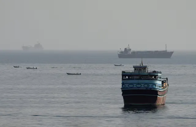 Iran, Oman đàm phán thiết lập tuyến hàng hải mới qua eo biển Hormuz - Ảnh 2.