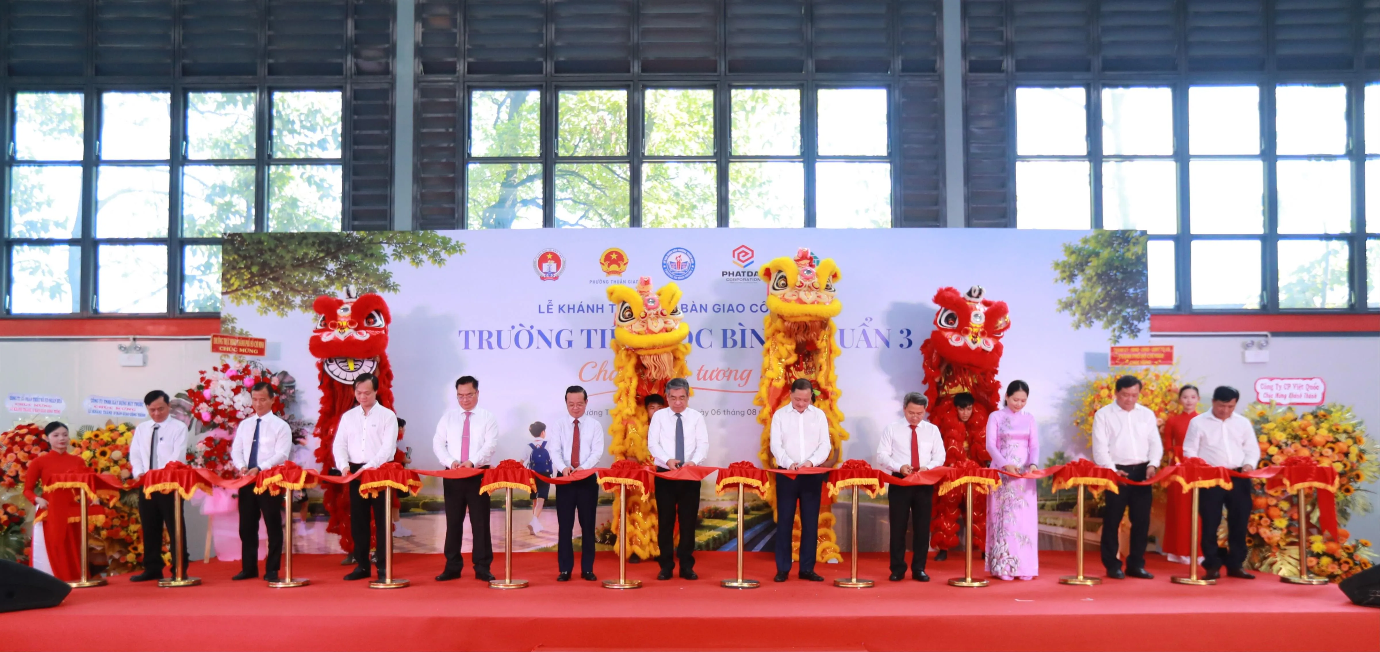 cac-lanh-dao-thuc-hien-nghi-thuc-cat-bang-khanh-thanh-truong-tieu-hoc-binh-chuan-3