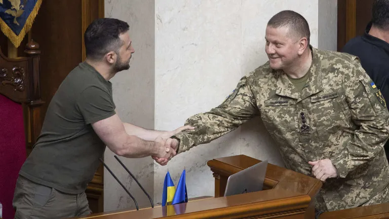 Tổng thống Ukraine Volodymyr Zelensky và Tướng Valery Zaluzhny khi còn giữ chức Tổng tư lệnh các lực lượng vũ trang Ukraine . Ảnh: Văn phòng tổng thống Ukraine