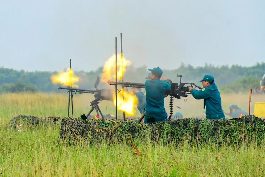 Chiến sĩ TPHCM sôi nổi tham gia hội thi bắn đạn thật súng máy phòng không