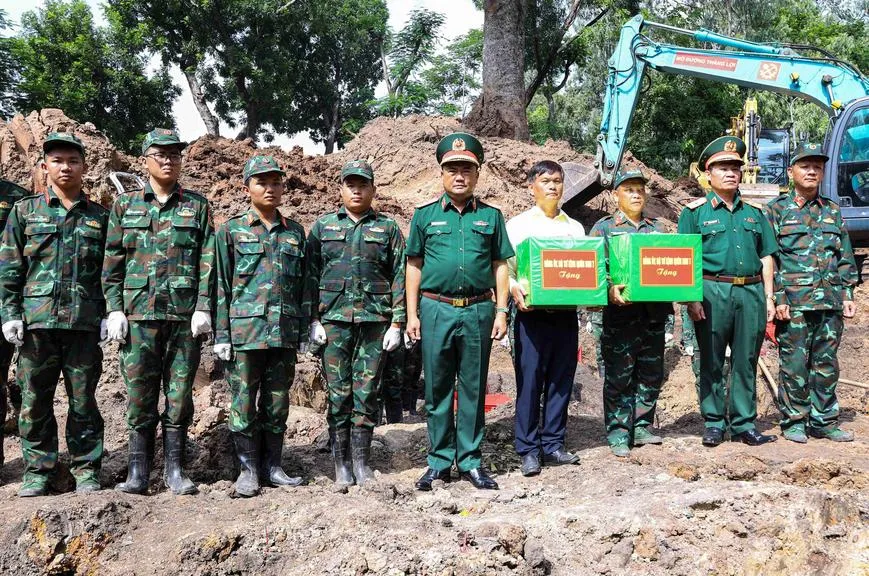Tư lệnh Quân khu 7 thăm, động viên lực lượng quy tập hài cốt liệt sĩ tại Công viên Lê Thị Riêng