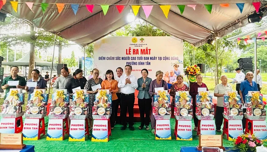 2 dai dien lanh dao TP va Hoi LHPN TP trao qua cho NCT co hoan canh kho khan