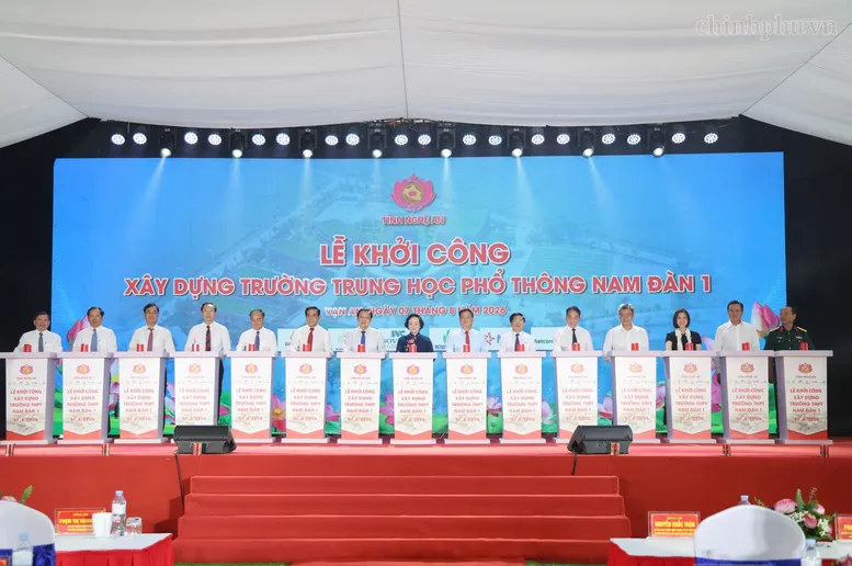 Phó Thủ tướng Phạm Thị Thanh Trà cùng các đại biểu thực hiện nghi thức khởi công dự án (Ảnh: VGP/Thu Giang)