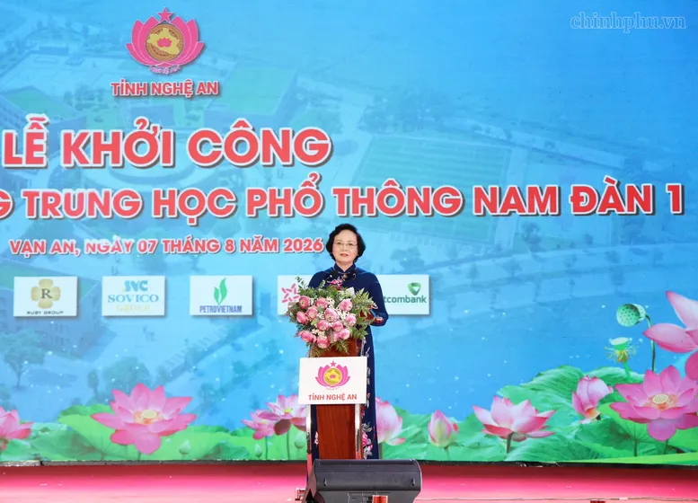 Phó Thủ tướng trân trọng cảm ơn các đồng chí nguyên lãnh đạo, lãnh đạo, các bộ, ngành, doanh nghiệp, nhà tài trợ, tổ chức và cá nhân đã đồng hành cùng tỉnh Nghệ An, dành nguồn lực đầu tư xây dựng Trường THPT Nam Đàn 1 (Ảnh: VGP/Thu Giang)