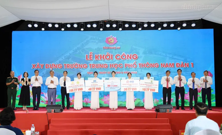 Các doanh nghiệp, tổ chức, cá nhân trao Biển ghi nhớ tài trợ (Ảnh: VGP/Thu Giang)