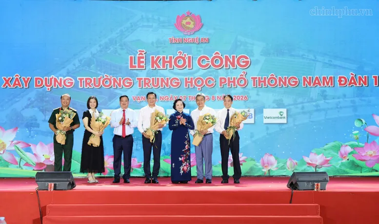 Phó Thủ tướng Phạm Thị Thanh Trà và Bí thư Tỉnh uỷ Nghệ An Nguyễn Khắc Thận tặng hoa cảm ơn các nhà tài trợ (Ảnh: VGP/Thu Giang)