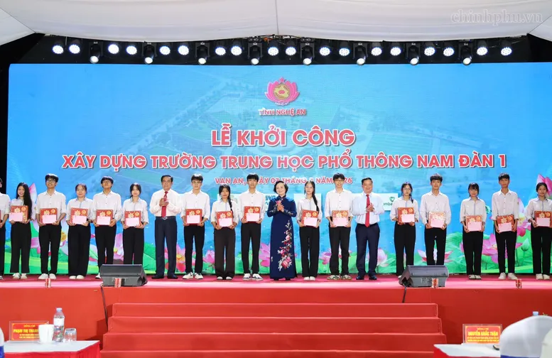 Phó Thủ tướng Phạm Thị Thanh Trà và lãnh đạo tỉnh Nghệ An trao quà cho học sinh có hoàn cảnh khó khăn (Ảnh: VGP/Thu Giang)