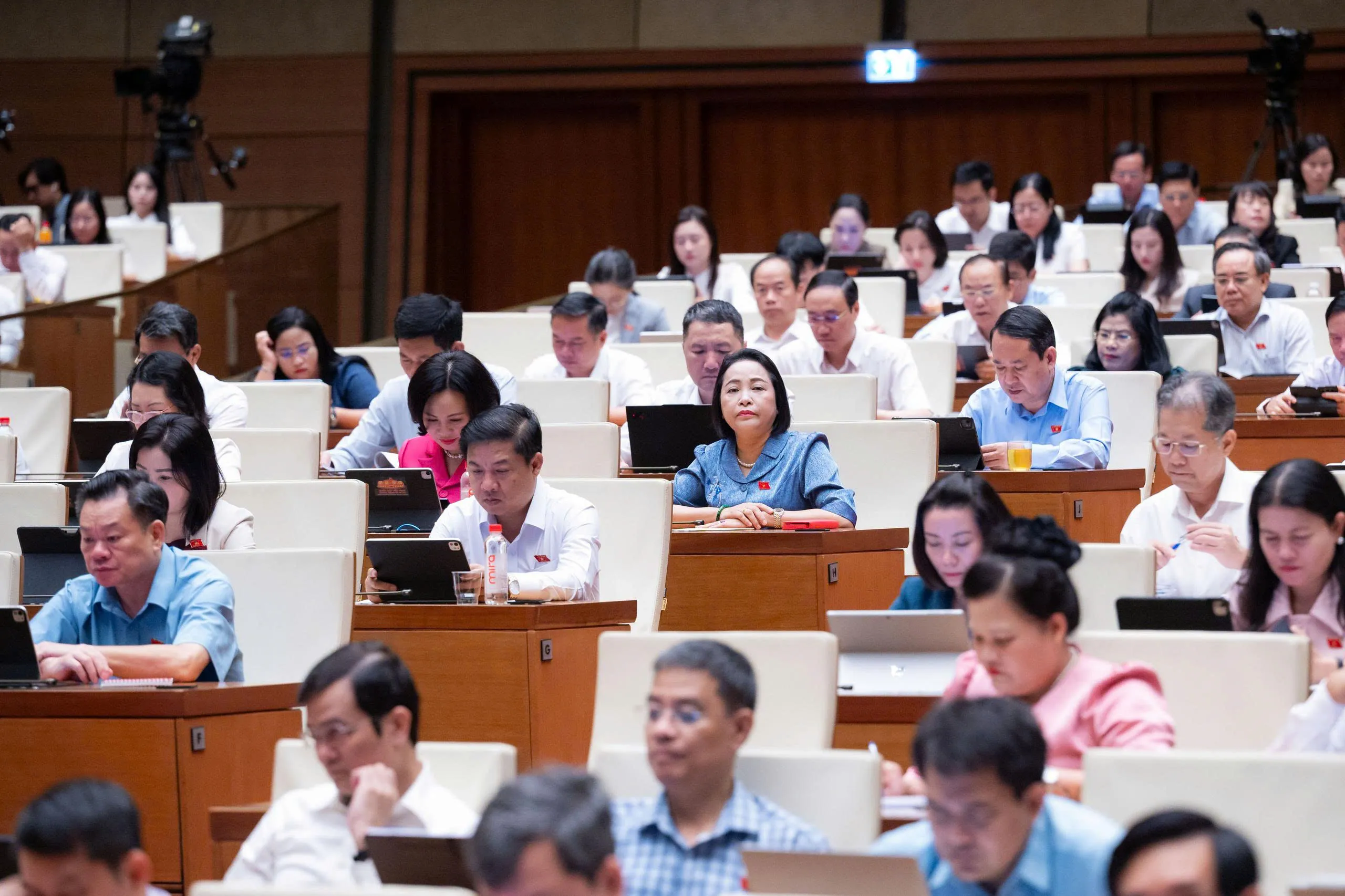 Các đại biểu tham gia Phiên họp toàn thể ở Hội trường