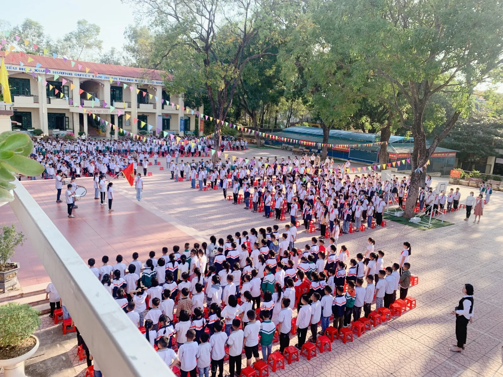Cơ cấu, số lượng và chế độ đối với hiệu trưởng, hiệu phó khi sáp nhập trường học